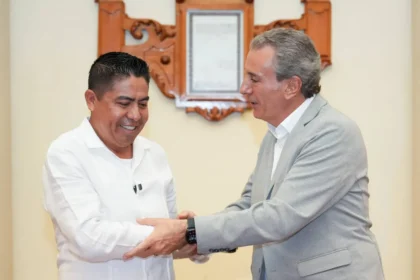 Firma Pepe Chedraui hermanamiento entre Puebla capital y Huatulco