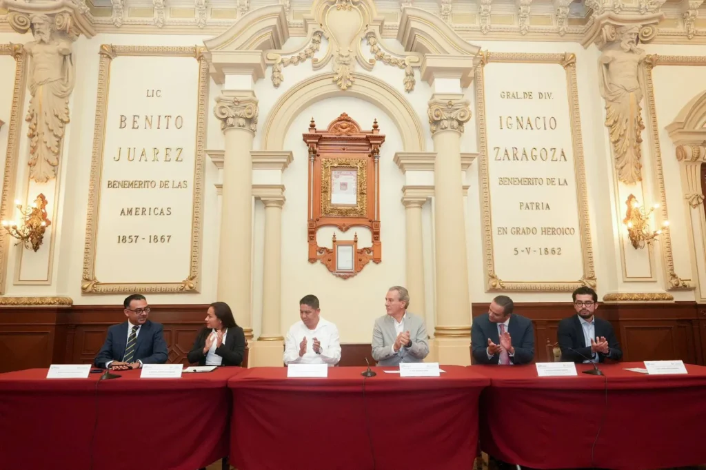 Firma Pepe Chedraui hermanamiento entre Puebla capital y Huatulco