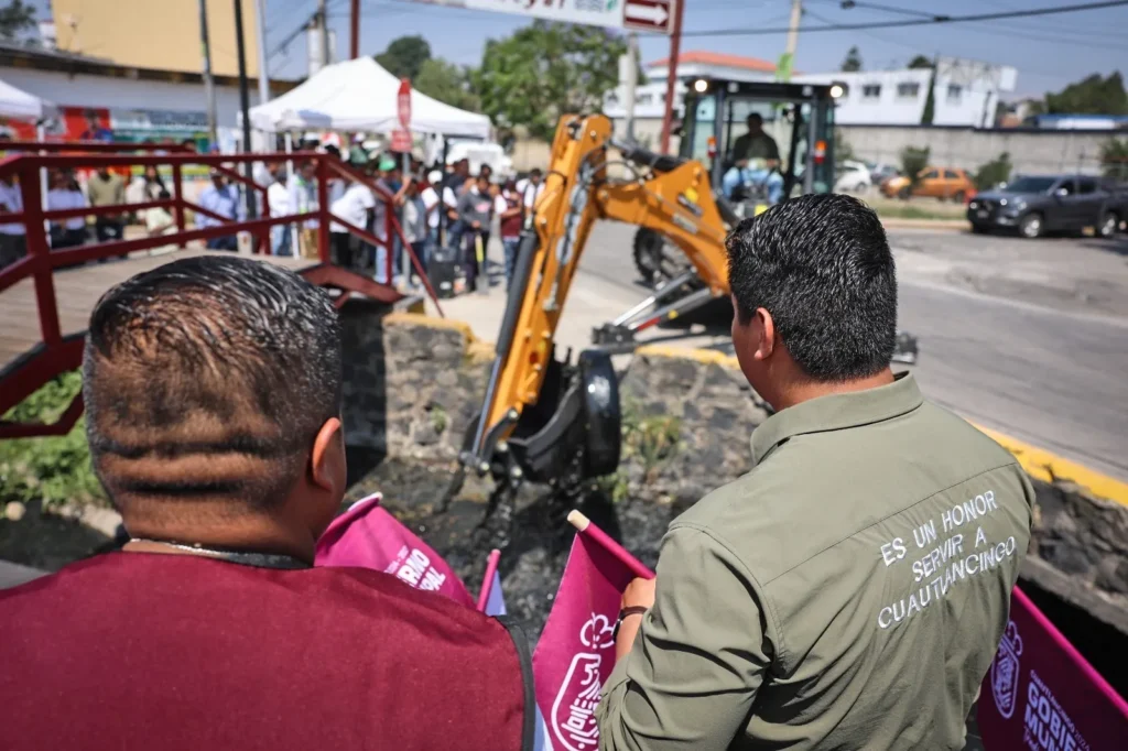 Fortalece Omar Muñoz limpieza de canales con entrega de retroexcavadoras en Cuautlancingo