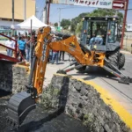 Fortalece Omar Muñoz limpieza de canales con entrega de retroexcavadoras en Cuautlancingo