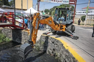 Fortalece Omar Muñoz limpieza de canales con entrega de retroexcavadoras en Cuautlancingo