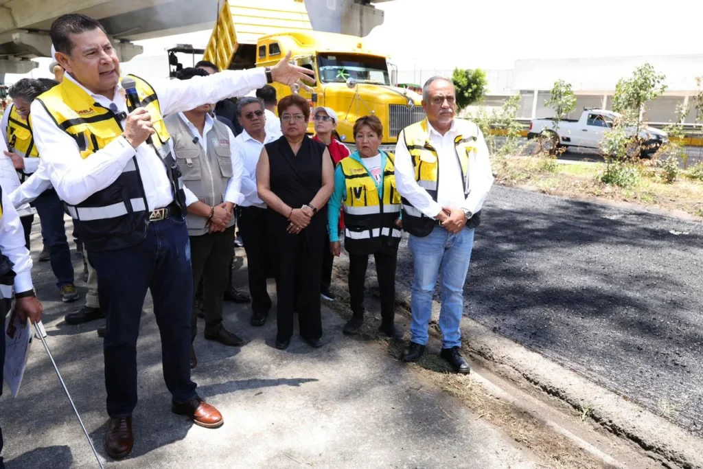 Gobierno de Puebla impulsa rehabilitación de vialidades; Lateral México‑Puebla avanza 60%