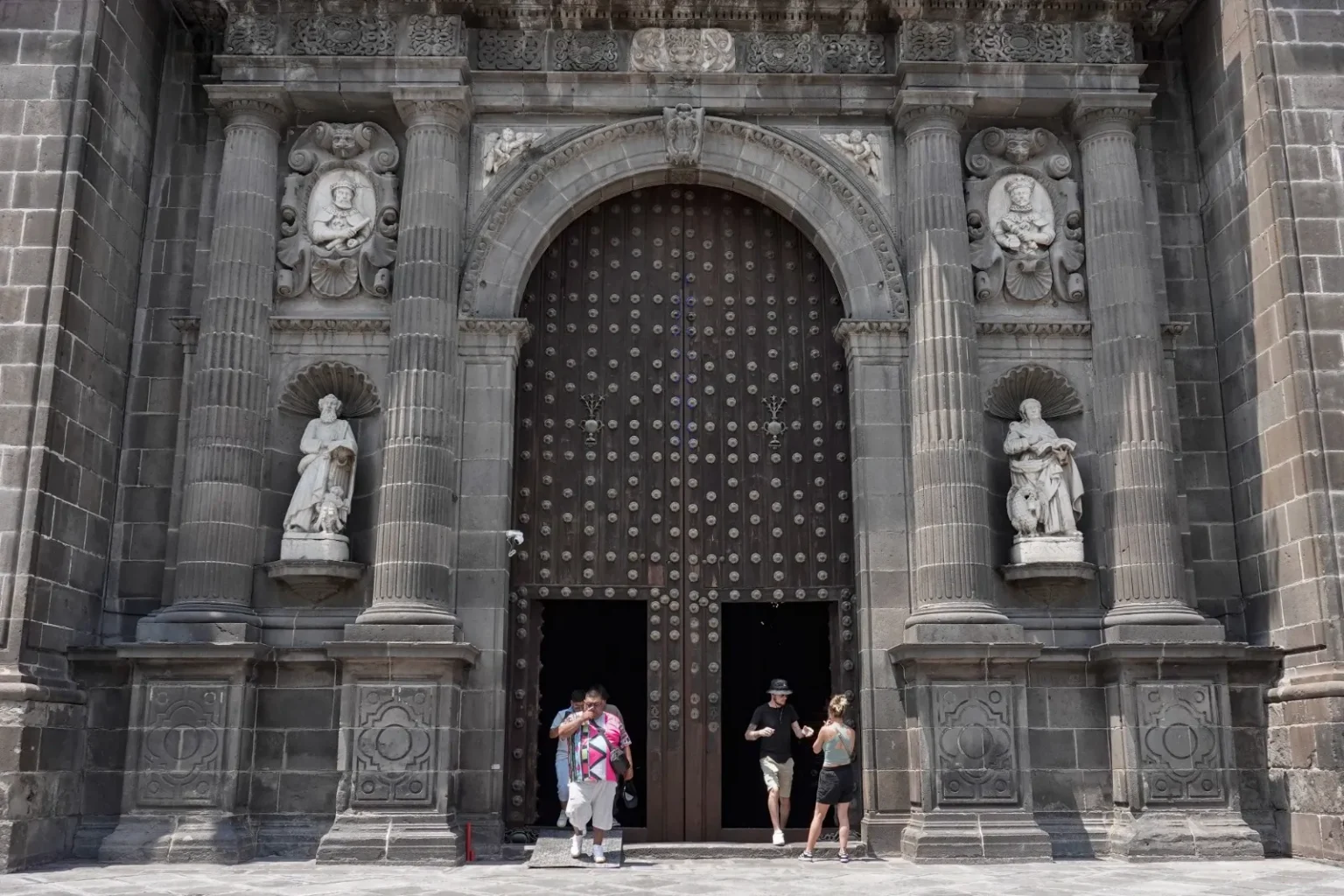 Reabren la puerta norte de la catedral de Puebla
