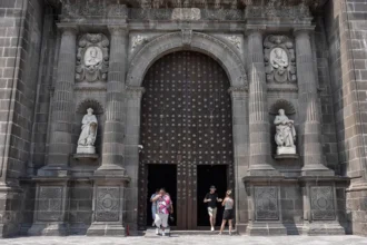 Reabren la puerta norte de la catedral de Puebla