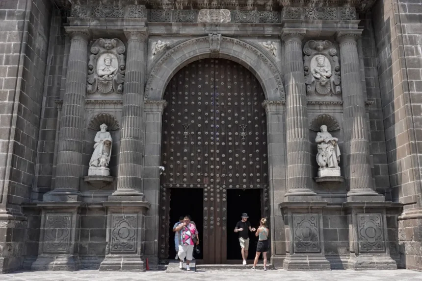 Reabren la puerta norte de la catedral de Puebla