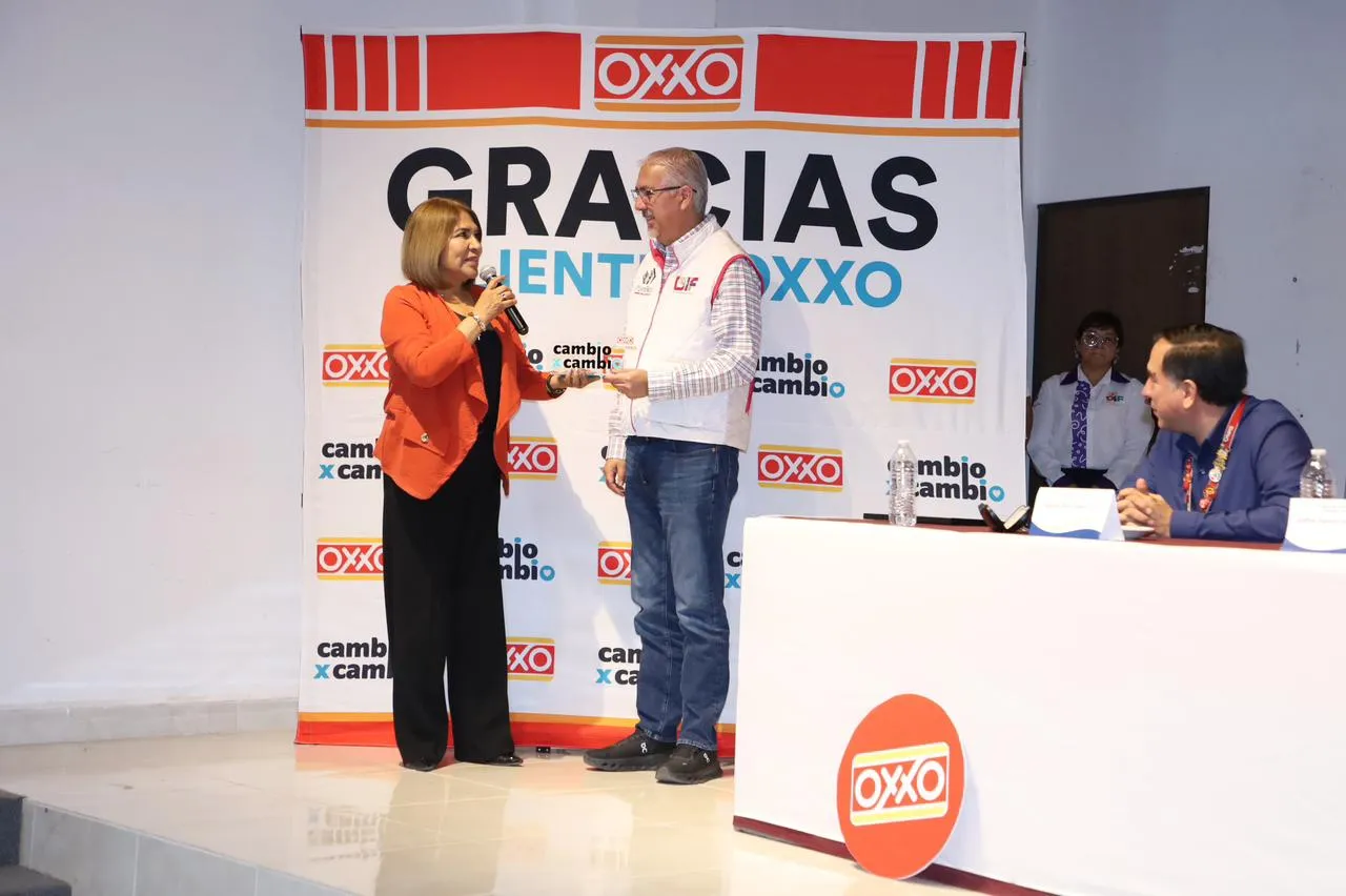 Recibe DIF Puebla Capital estafeta oficial del programa “Cambio x Cambio” de la cadena OXXO