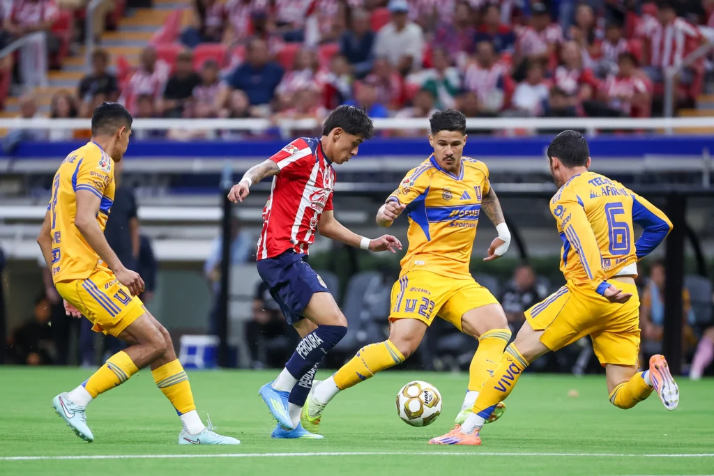 Remontada en el Akron Chivas vence a Tigres y avanza a semifinales