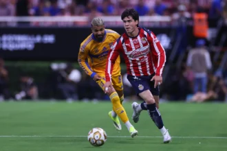 Remontada en el Akron Chivas vence a Tigres y avanza a semifinales