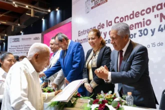 SEP Puebla reconoce trayectoria de casi 2 mil docentes por años de servicio