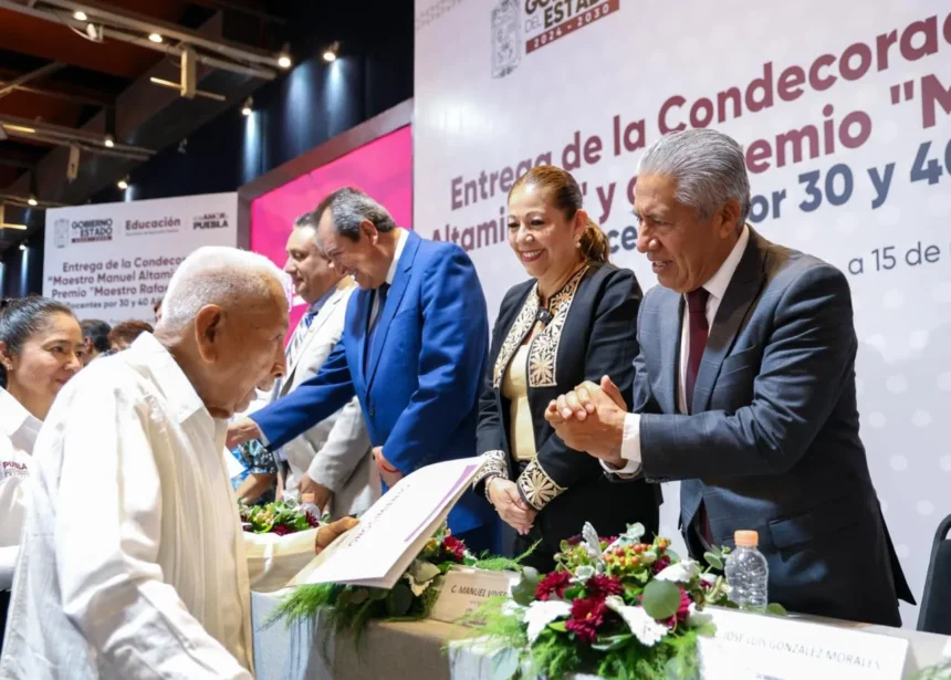 SEP Puebla reconoce trayectoria de casi 2 mil docentes por años de servicio