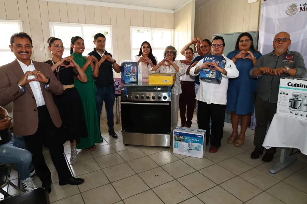 Tonantzin Fernández equipa centros educativos en San Pedro Cholula