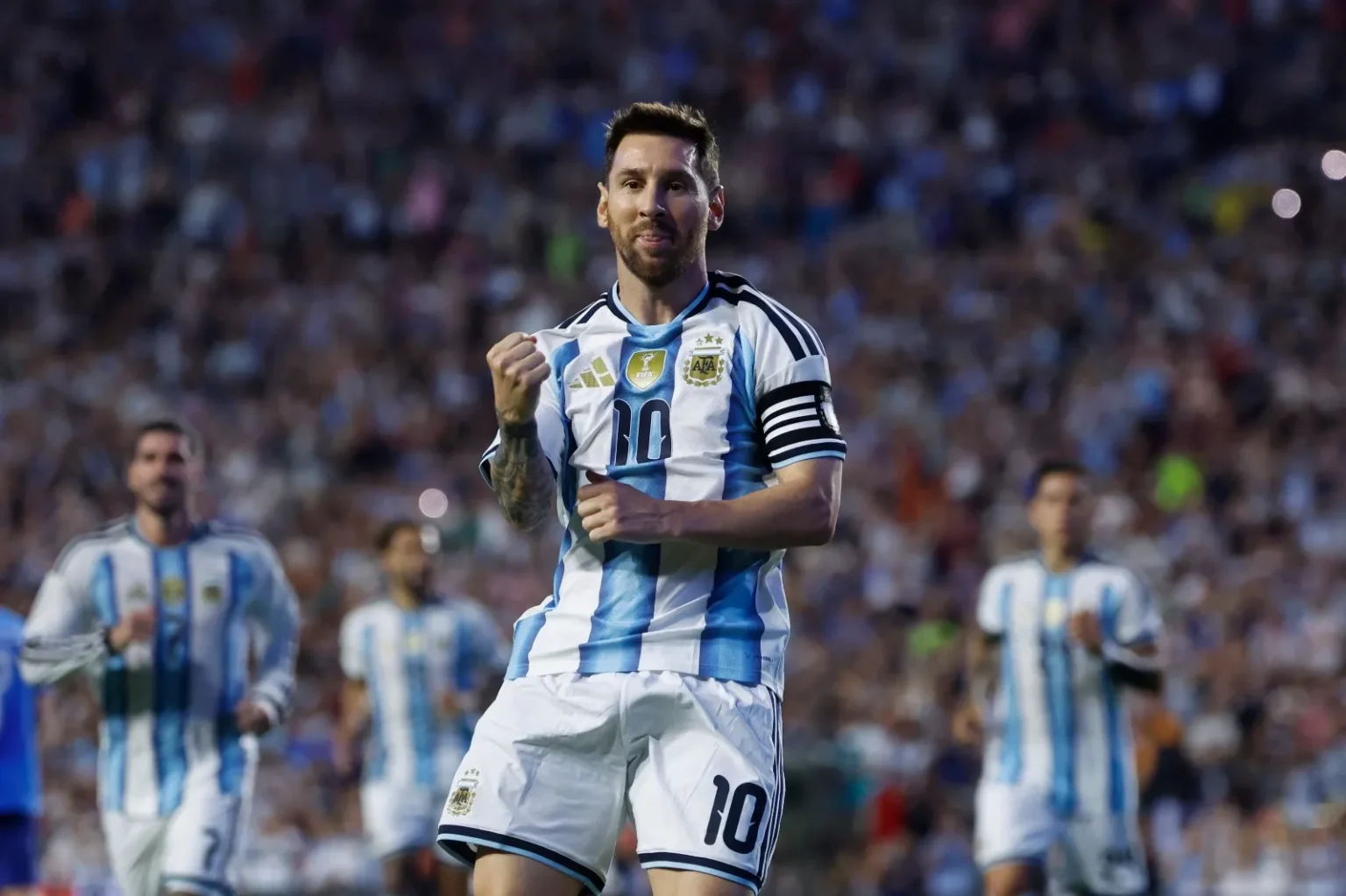 Argentina golea 3-0 a Argelia