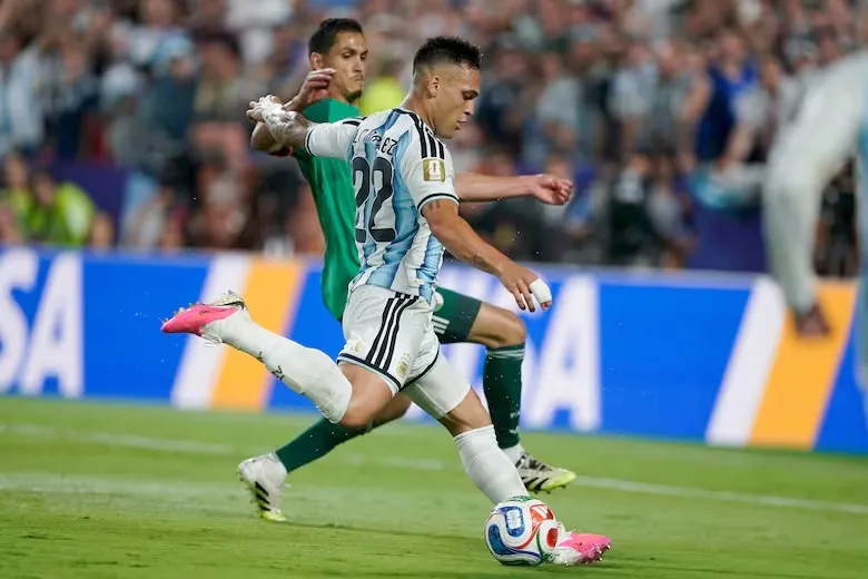 Argentina golea 3-0 a Argelia