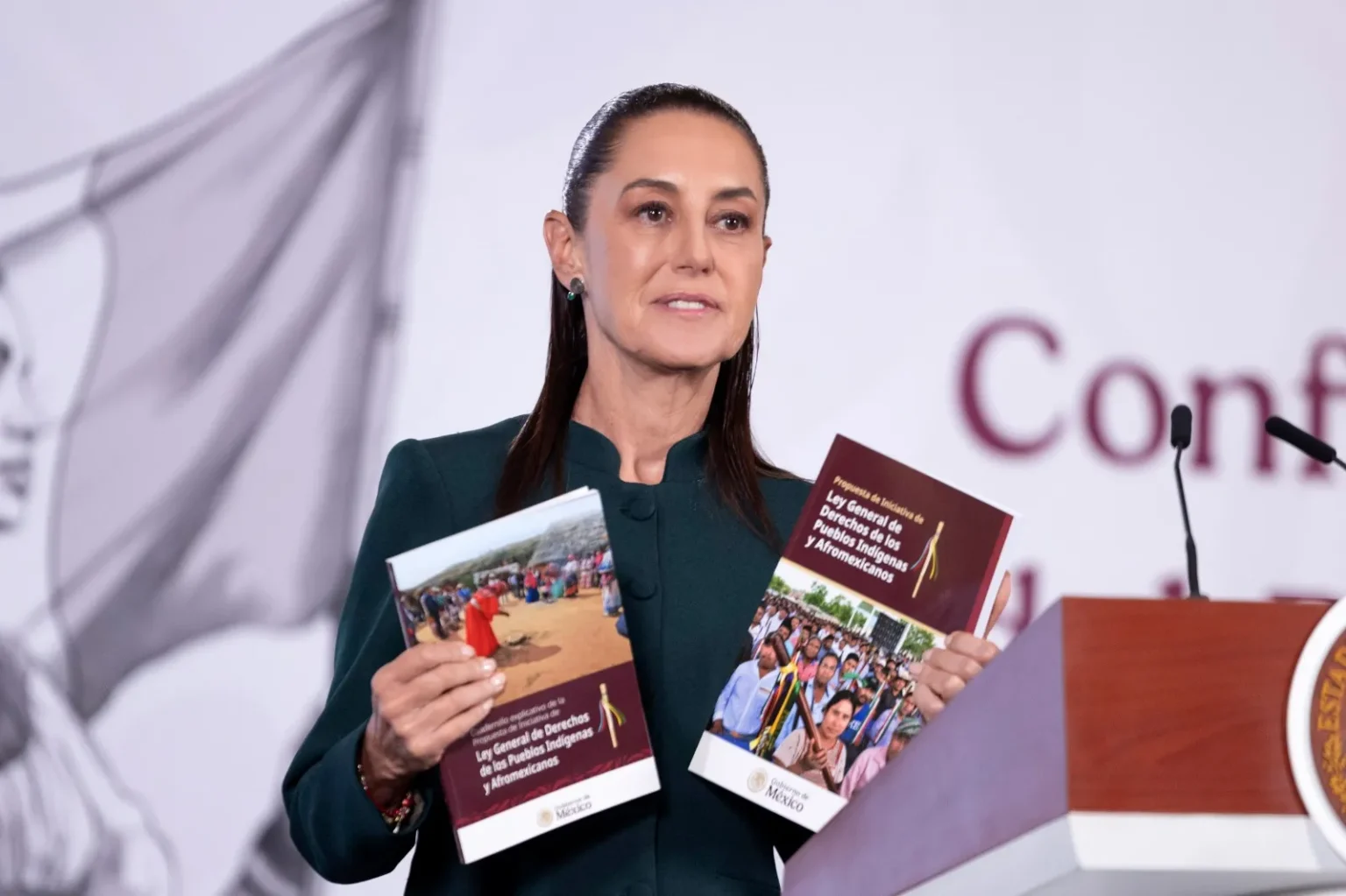 Claudia Sheinbaum firma convocatoria para consulta