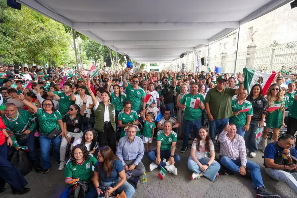 Convive Pepe Chedraui con poblanas y poblanos en la inauguración de la Copa del Mundo 2026