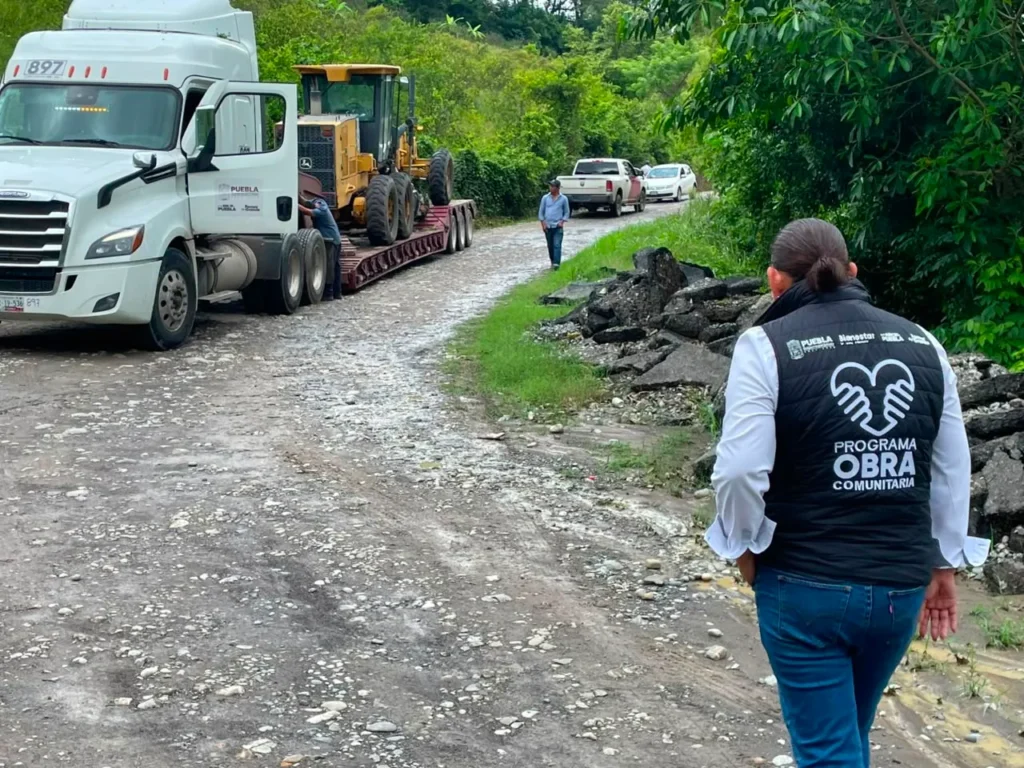Entrega gobierno estatal motoconformadora para dignificar caminos en Francisco Z. Mena