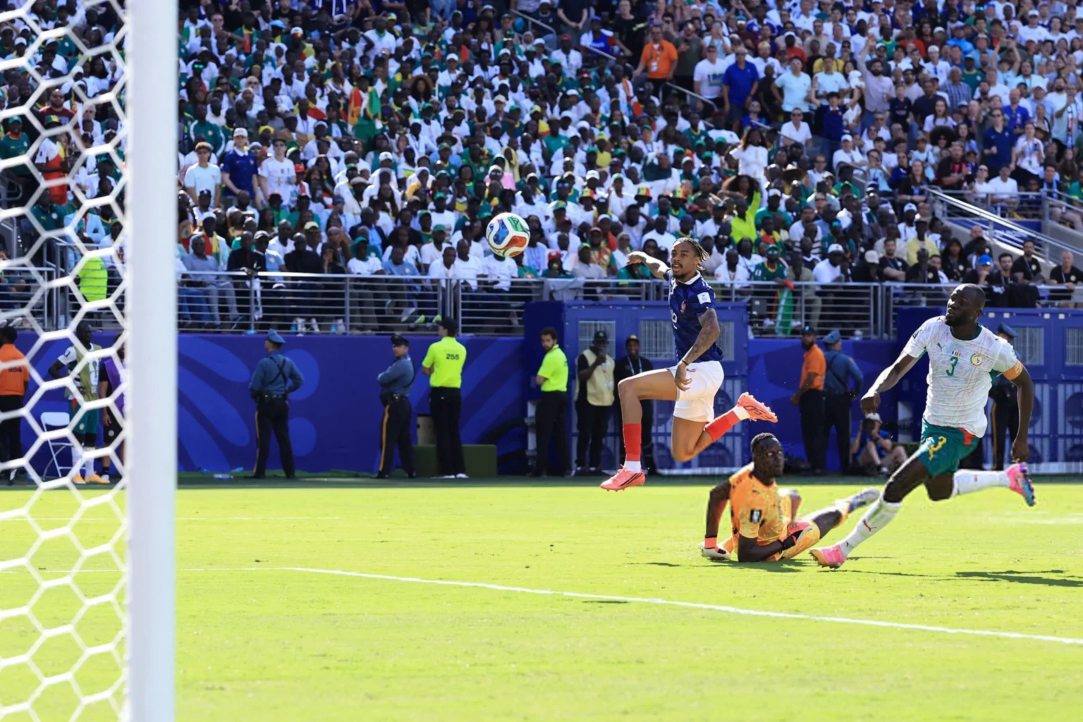 Francia obtiene su primera victoria en el Mundial