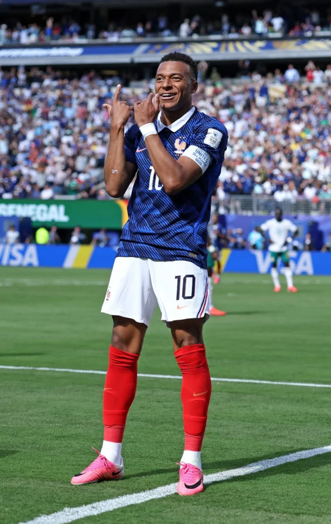 Francia obtiene su primera victoria en el Mundial