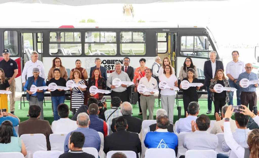 Gobierno del Estado entrega 42 unidades para modernizar el transporte público y mercantil en Puebla