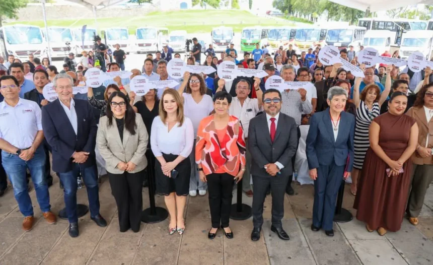 Gobierno del Estado entrega 42 unidades para modernizar el transporte público y mercantil en Puebla