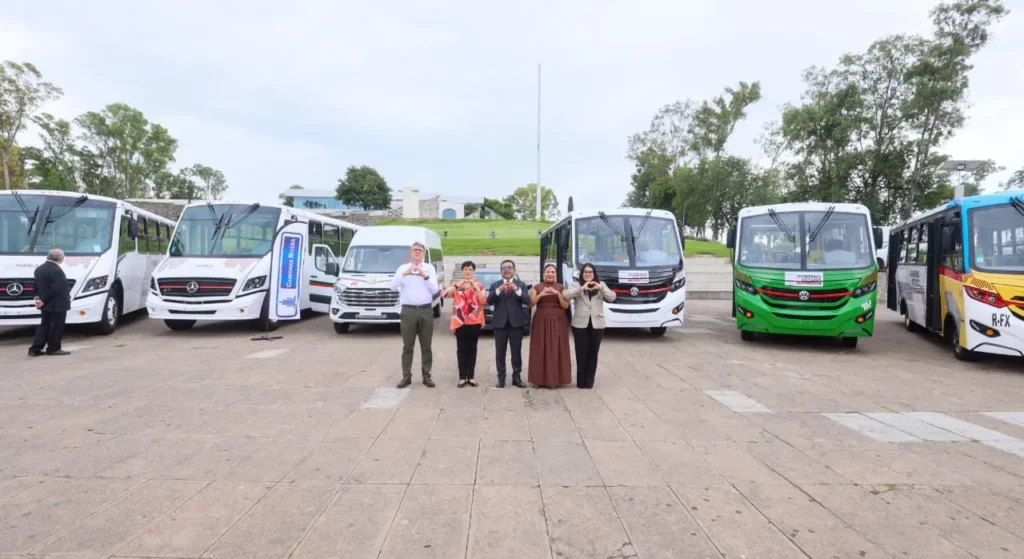 Gobierno del Estado entrega 42 unidades para modernizar el transporte público y mercantil en Puebla