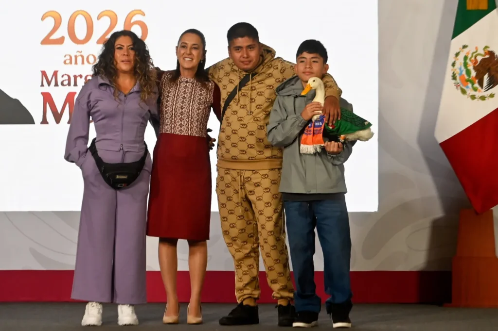 Las Becas para el Bienestar generan igualdad e impulsan a las niñas y niños a estudiar; benefician a 12.8 millones de estudiantes en el país presidenta Claudia Sheinbaum