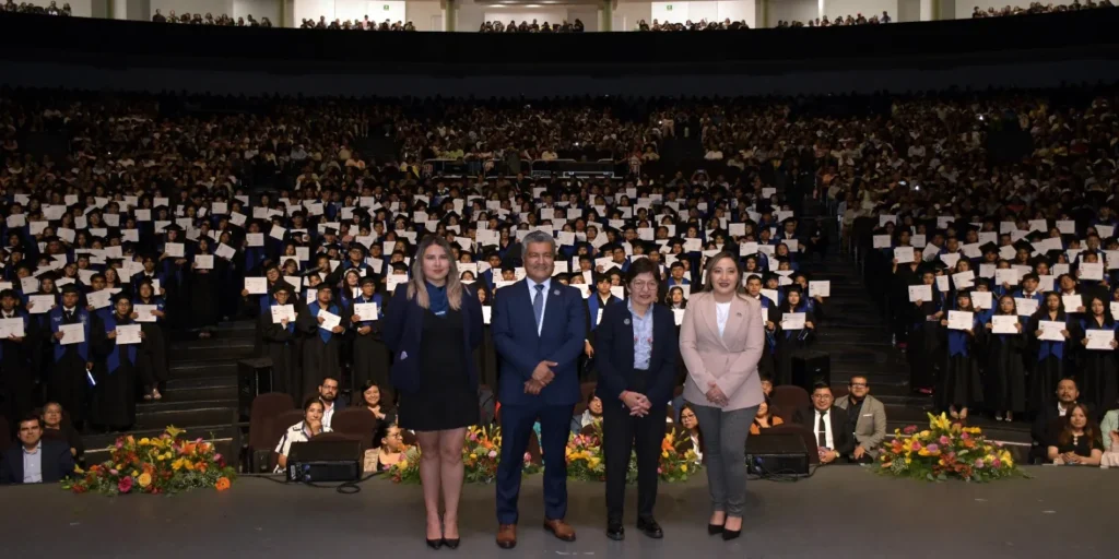 Lilia Cedillo acompaña a 478 estudiantes del Complejo Regional Centro en su graduación