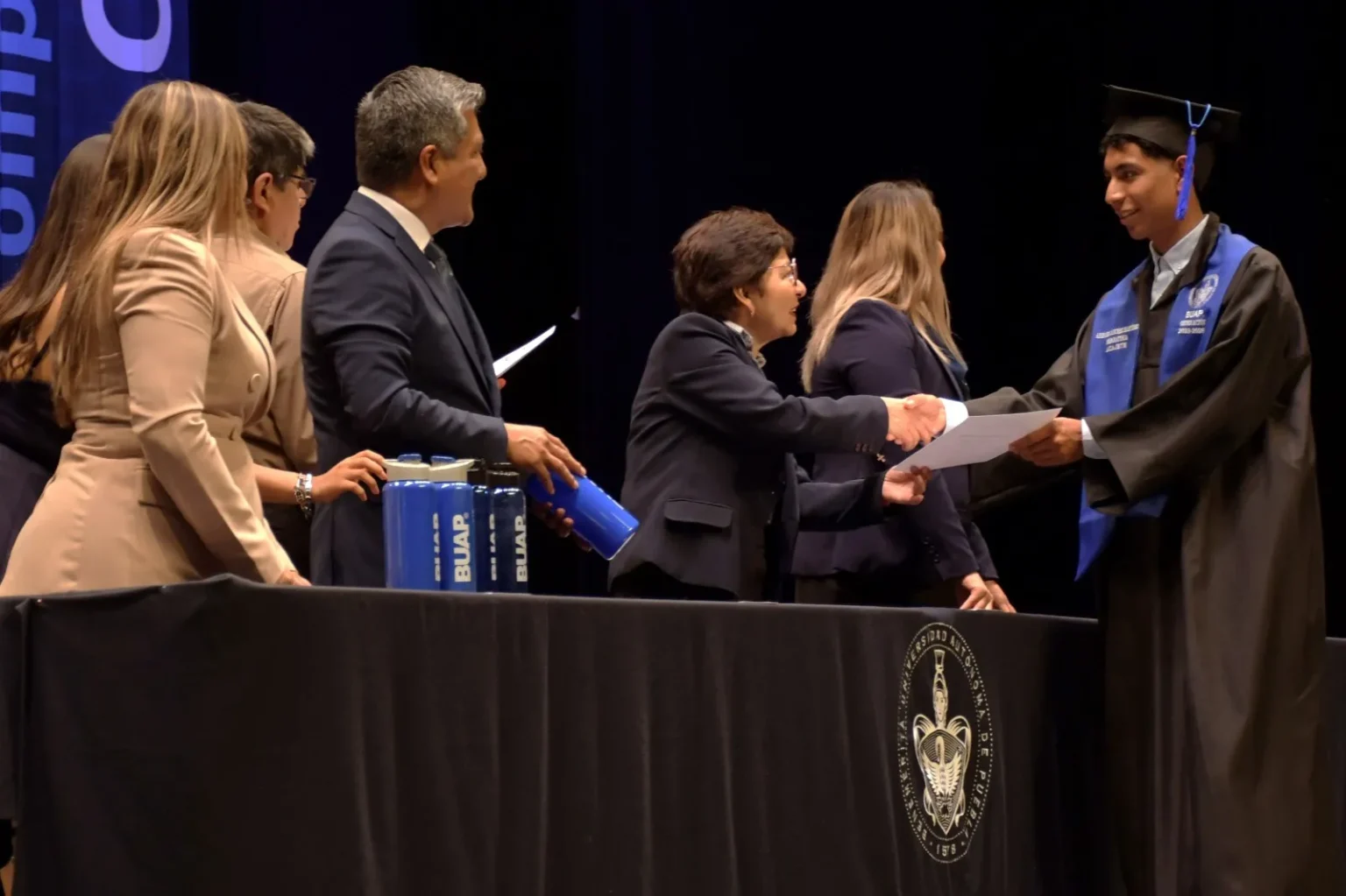 Lilia Cedillo acompaña a 478 estudiantes del Complejo Regional Centro en su graduación