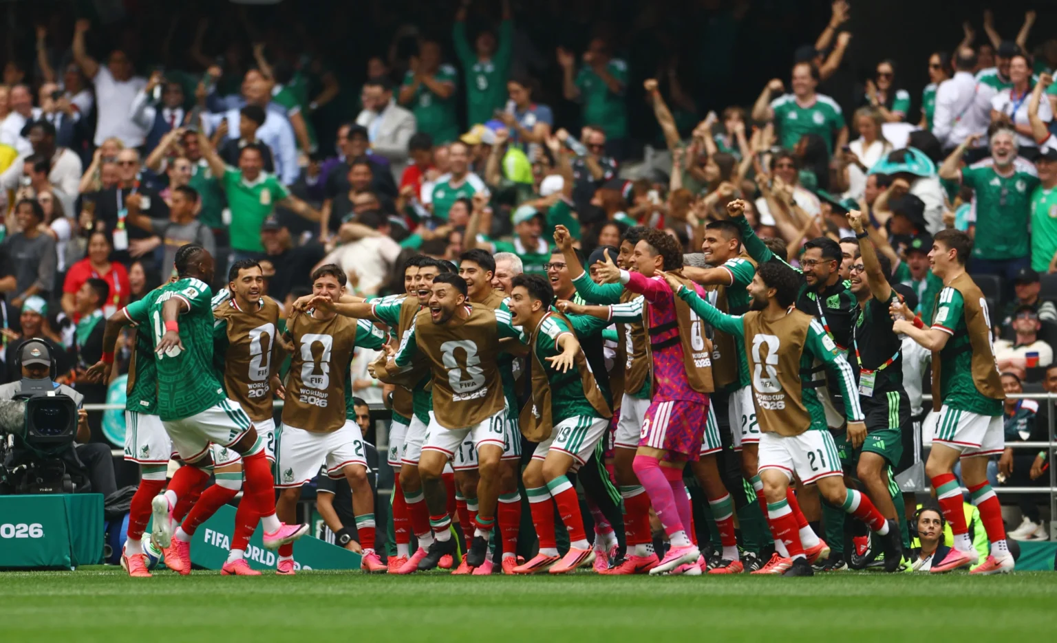 México se estrena en el Mundial con el pie derecho