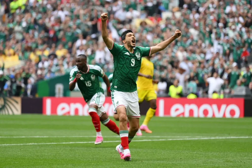 México se estrena en el Mundial con el pie derecho