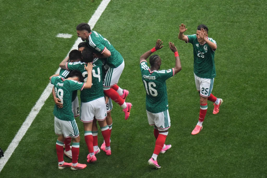 México se estrena en el Mundial con el pie derecho