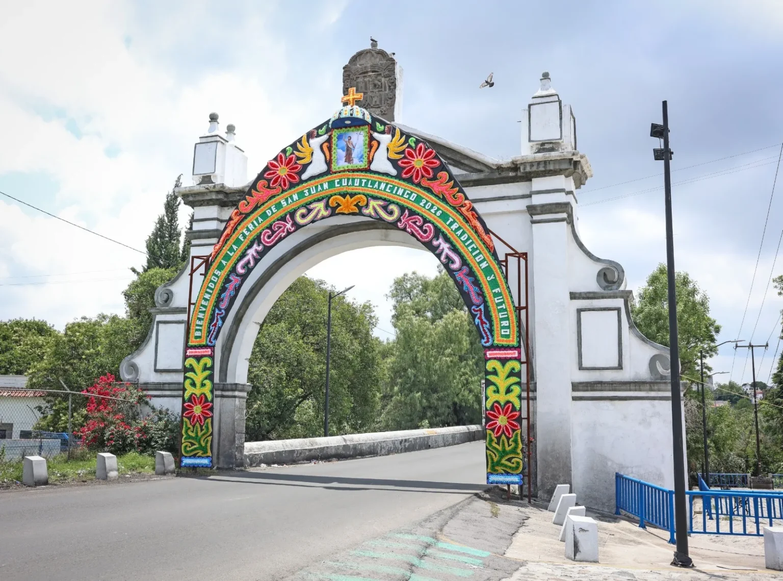 Omar Muñoz presenta enflorado de feria en el Puente de México