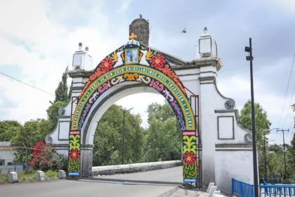 Omar Muñoz presenta enflorado de feria en el Puente de México