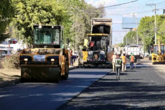 PRESIDENTA SHEINBAUM DESTACA ESTRATEGIA DE ARMENTA MIER PARA PAVIMENTACIÓN CON MAQUINARIA PROPIA