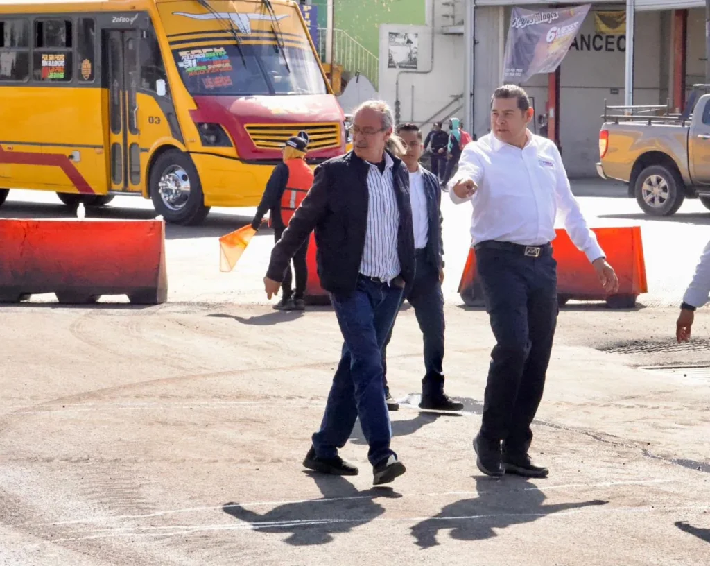 PRESIDENTA SHEINBAUM DESTACA ESTRATEGIA DE ARMENTA MIER PARA PAVIMENTACIÓN CON MAQUINARIA PROPIA