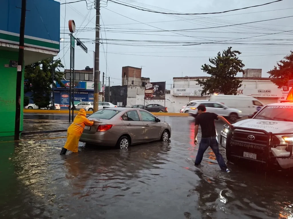 Protección Civil atiende afectaciones por lluvias en zona metropolitana