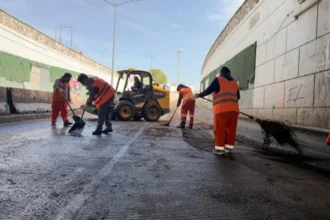 Realiza Gobierno de Pepe Chedraui limpieza en el bajopuente de Bulevar 5 de Mayo y 2 Norte