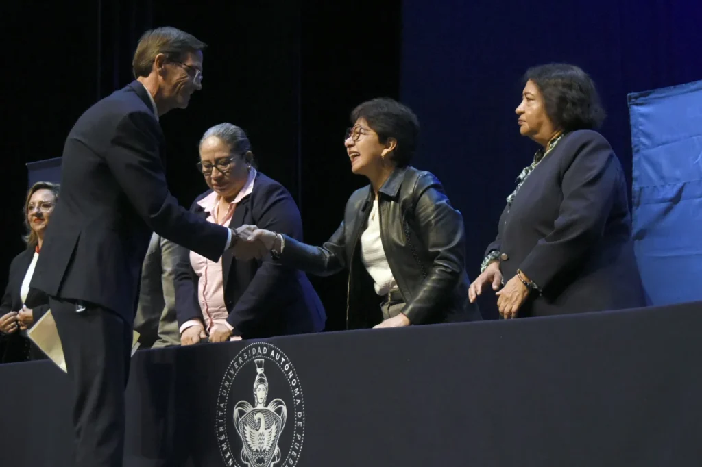 Rectora Lilia Cedillo preside graduación de 74 nuevos licenciados en Derecho