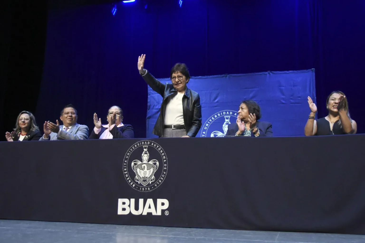 Rectora Lilia Cedillo preside graduación de 74 nuevos licenciados en Derecho