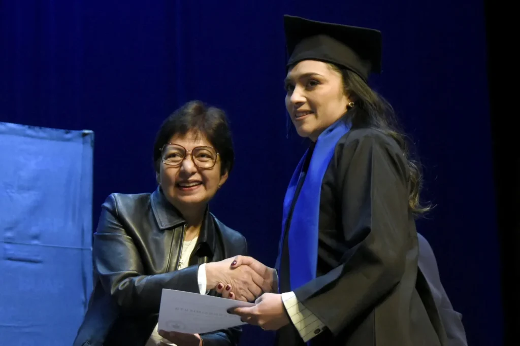 Rectora Lilia Cedillo preside graduación de 74 nuevos licenciados en Derecho