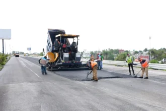 Secretaría de Infraestructura tiende micro carpeta en Periférico Ecológico para seguridad vial