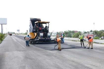 Secretaría de Infraestructura tiende micro carpeta en Periférico Ecológico para seguridad vial