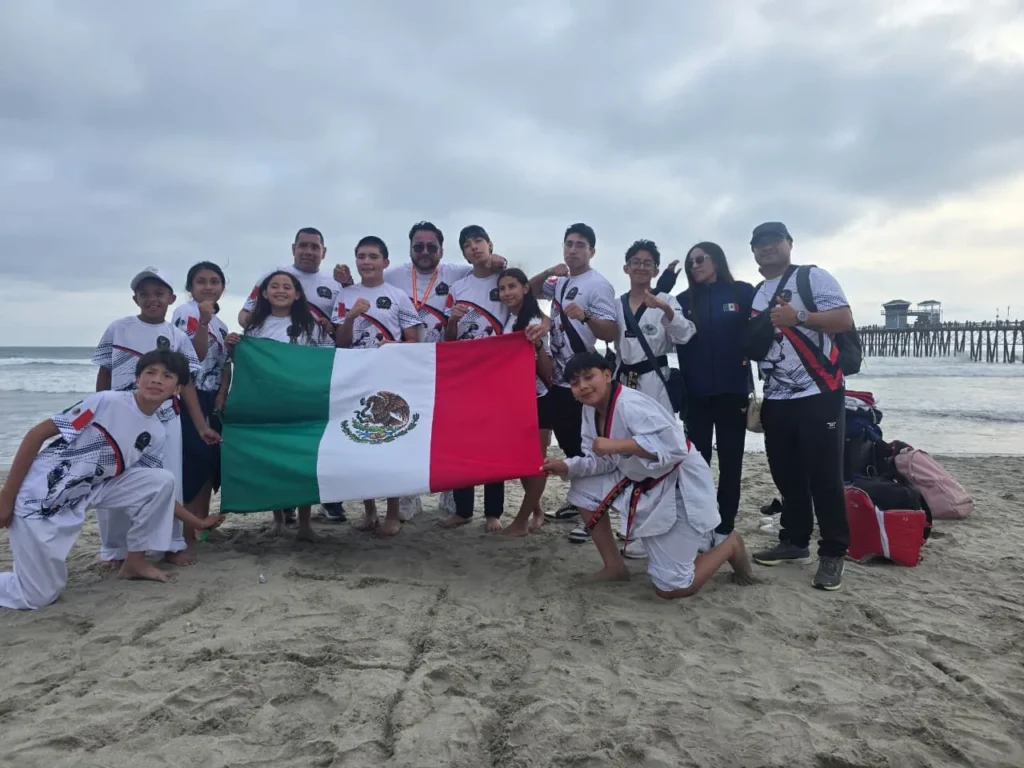 Taekwondoínes poblanos destacan en torneo internacional en California