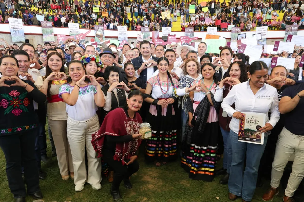 Armenta Mier impulsa conectividad y entrega fertilizante a más de 2,000 productores en la Sierra poblana
