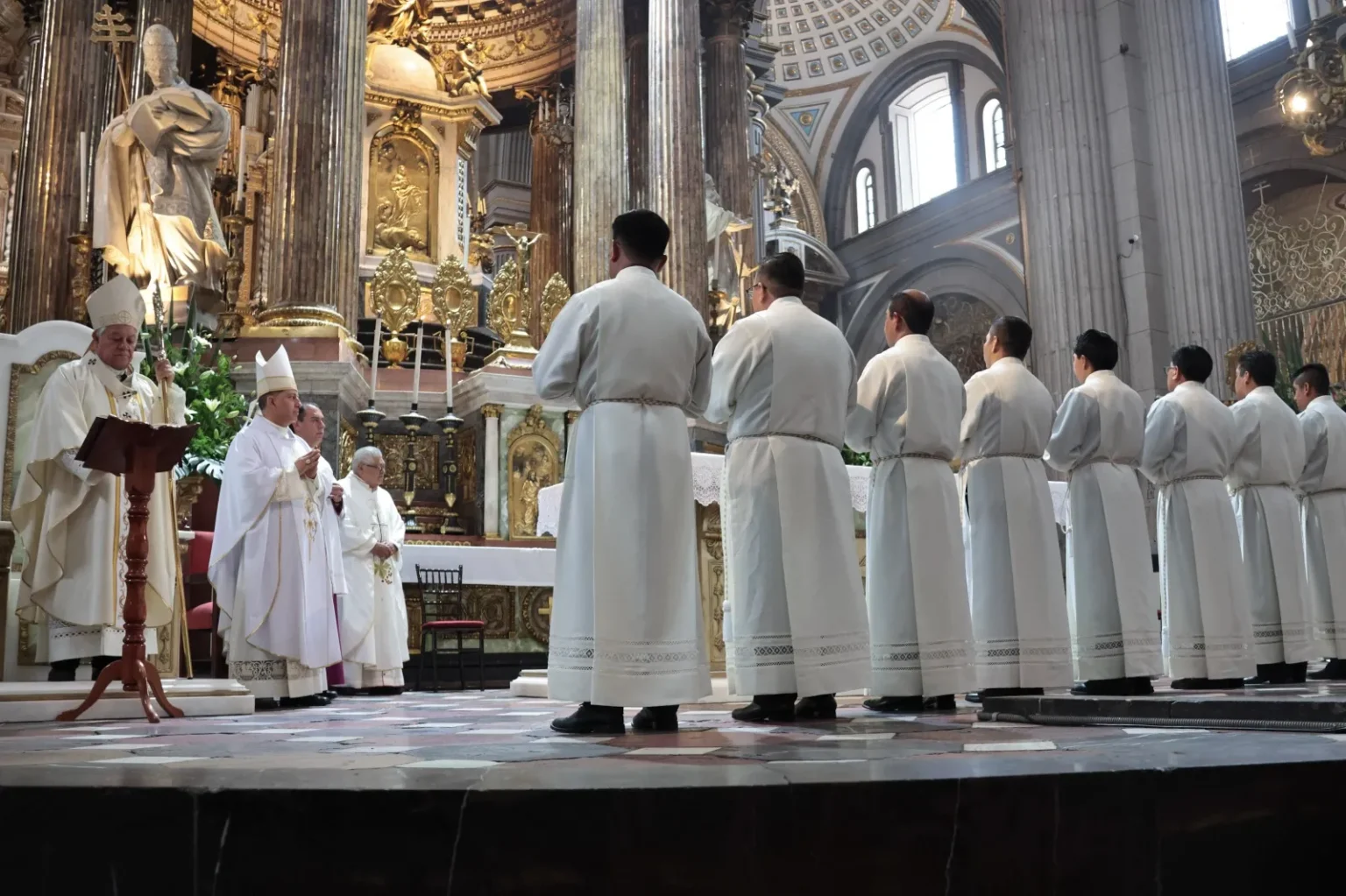 Arquidiócesis de Puebla ordena 10 diáconos y un sacerdote en la Basílica Catedral