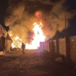 Autoridades contienen incendio en bodega de reciclaje en Santiago de los Leones; sin personas lesionadas