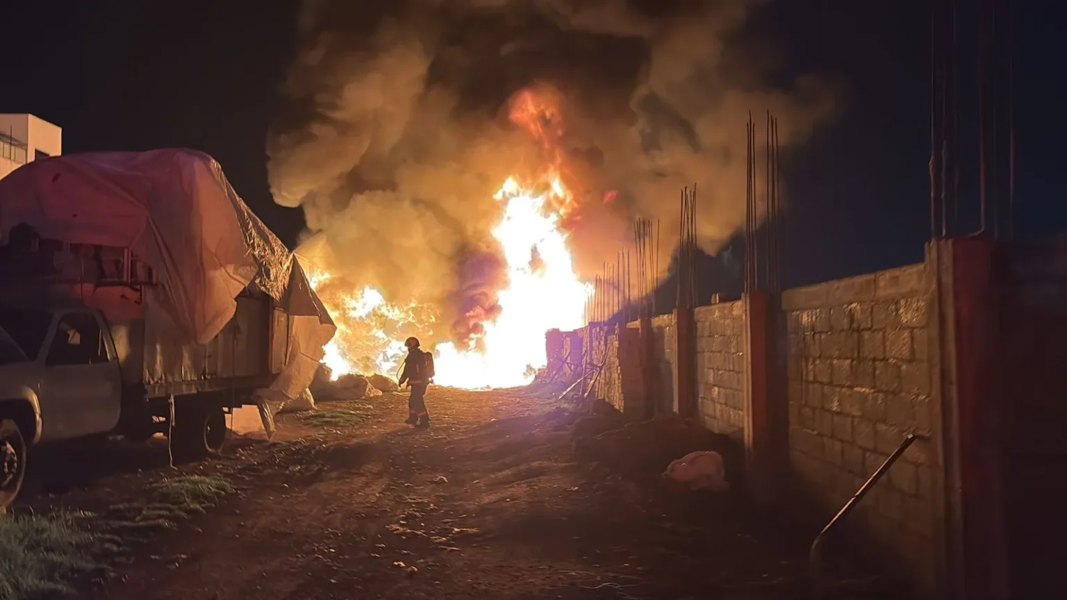 Autoridades contienen incendio en bodega de reciclaje en Santiago de los Leones; sin personas lesionadas