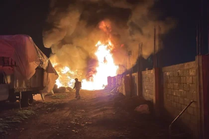 Autoridades contienen incendio en bodega de reciclaje en Santiago de los Leones; sin personas lesionadas