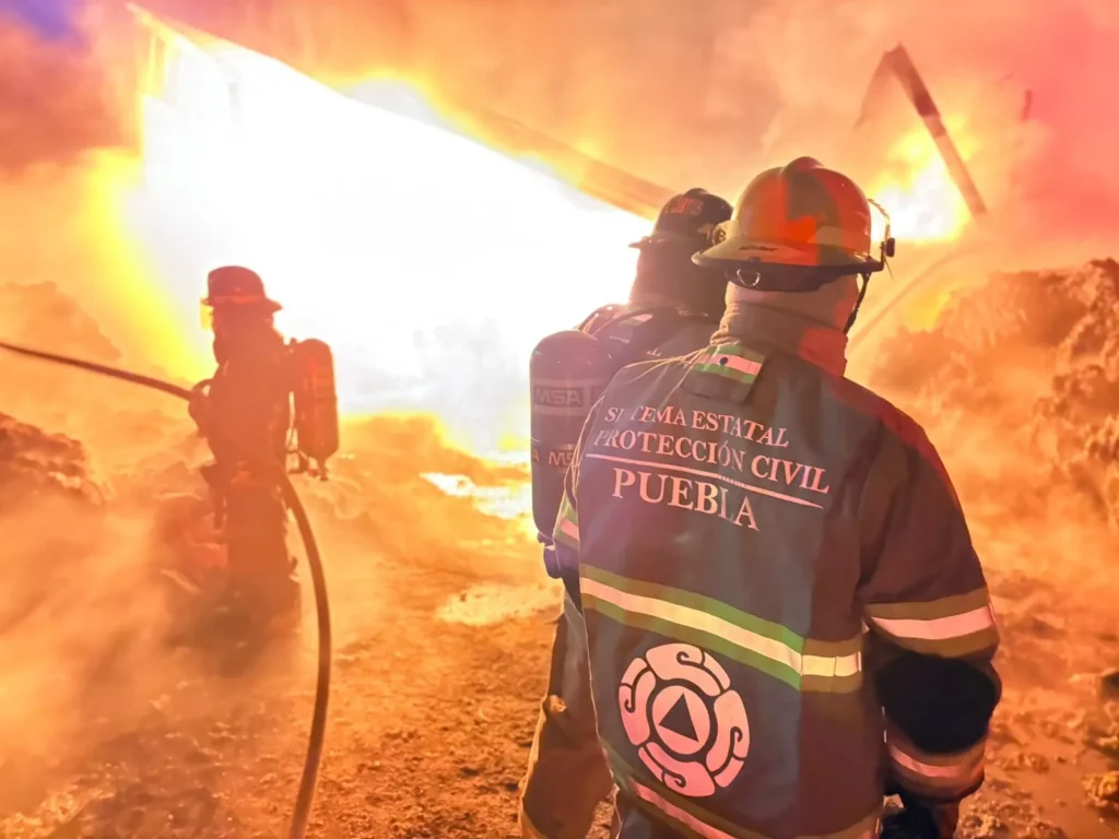Autoridades contienen incendio en bodega de reciclaje en Santiago de los Leones; sin personas lesionadas