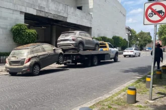 Concluye rescate de vehículos en el estacionamiento Paseo de San Francisco tras inundación en Puebla